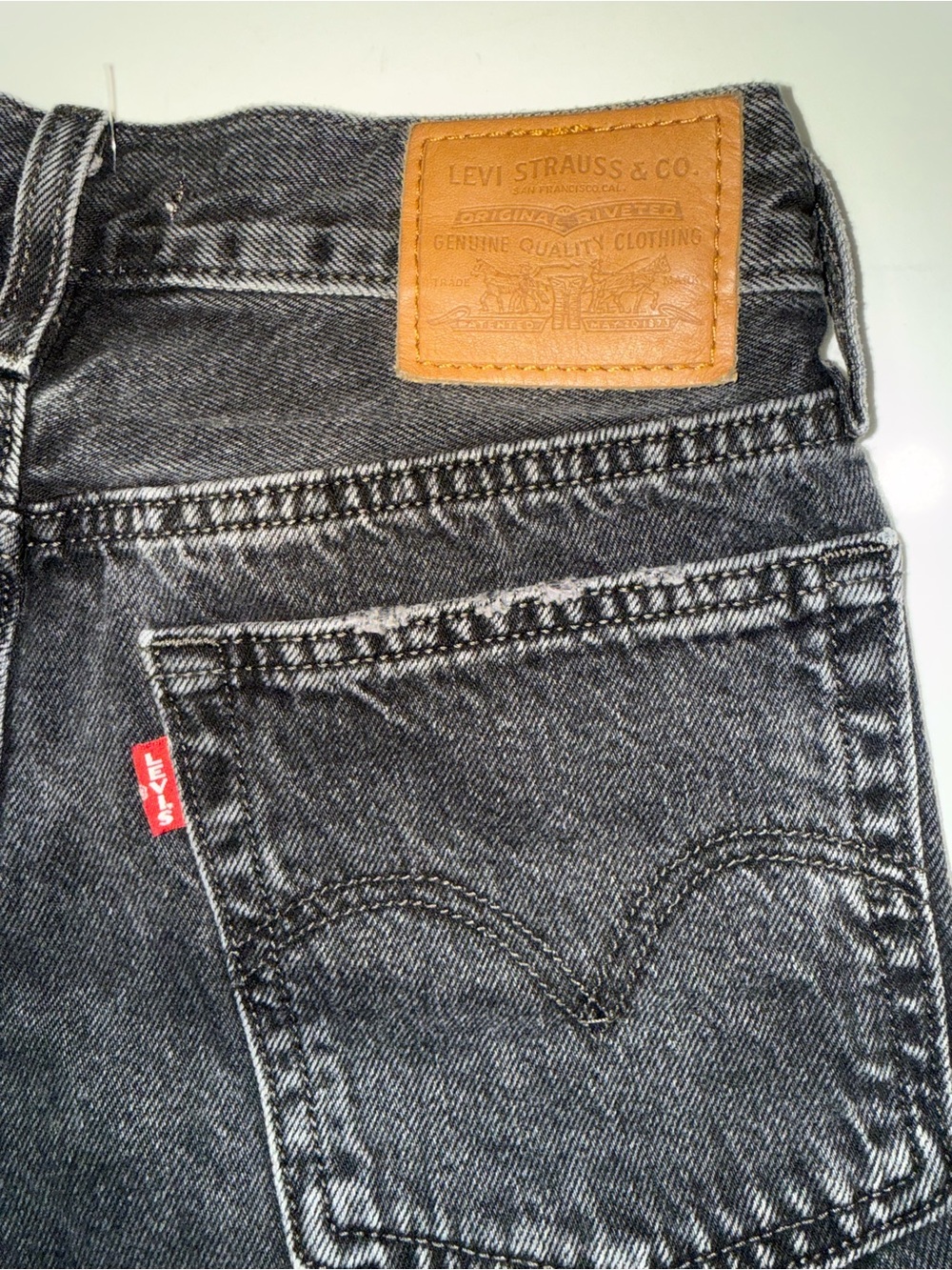 LEVI’S women’s Black Wash Jeans – Classic Back Pocket Style